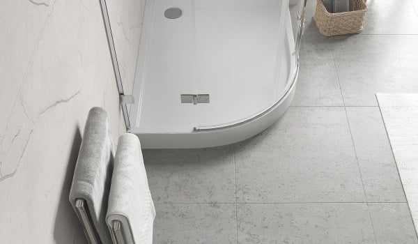 Asymetryczny brodzik półokrągły do łazienki