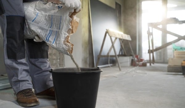 Przygotowanie podłoża przed układaniem płytek — krok po kroku