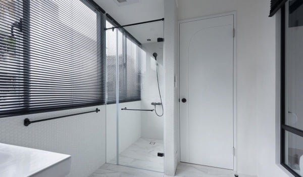 Brodzik czy odpływ liniowy?