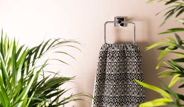 Jaki sposób montażu akcesoriów łazienkowych wybrać — wieszak na ręczniki bez wiercenia i z wierceniem